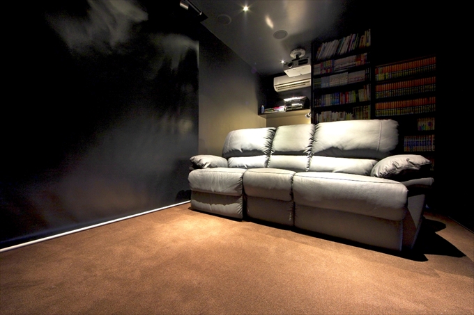 ゆったり寛げる書斎のソファ