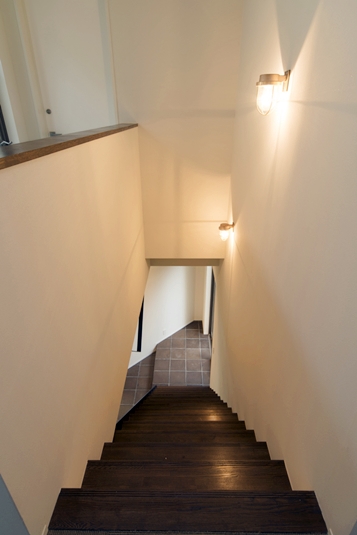 照明が照らす階段を見下ろす