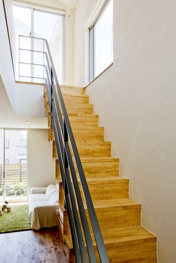 リビングから見上げる階段