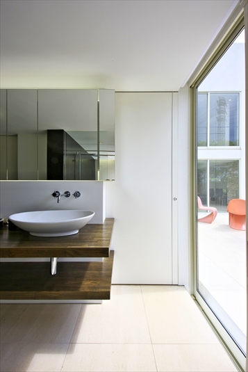 大きな窓から光が入る明るい洗面スペース