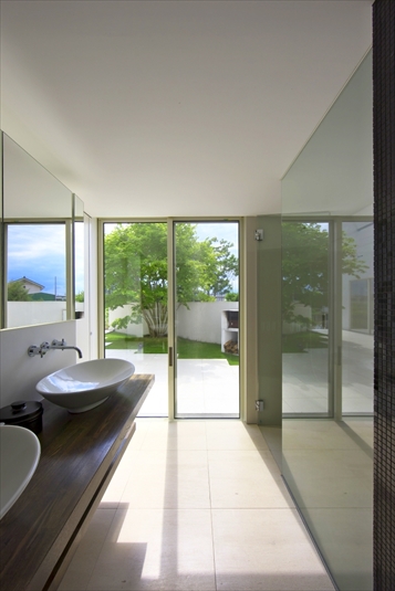 光と影でデザインする洗面スペース