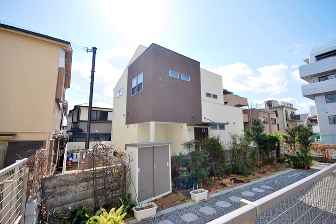 旗竿敷地に建つ家