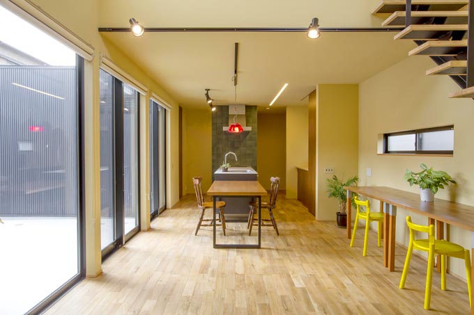 大きな窓から中庭の景色を愉しむ