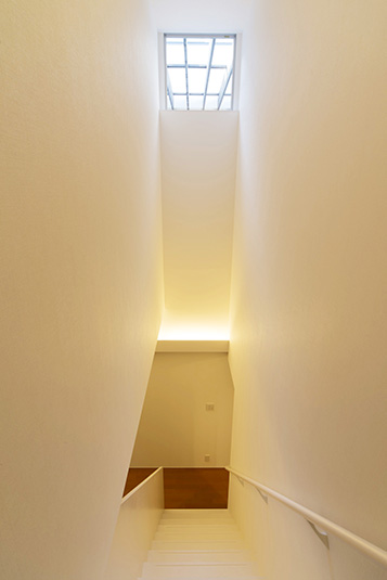 トップライトの光で明るい階段