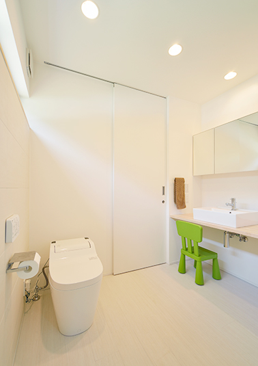 トイレと一体となったバリアフリーの洗面所