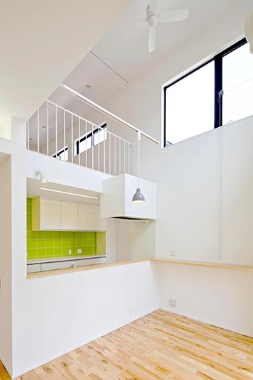 明るいグリーンがアクセントのキッチン