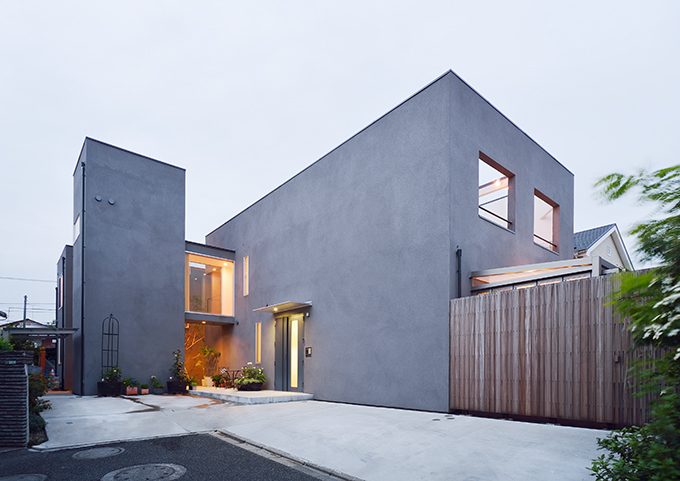 コンクリートの重厚感のある外観