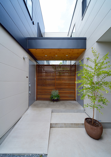 木のルーパーを配置した玄関