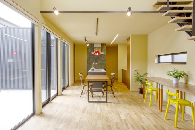 光がさんさんと降り注ぐリビング