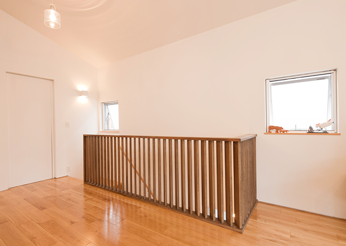 空間になじむ斜めに組んだ木ルーバ