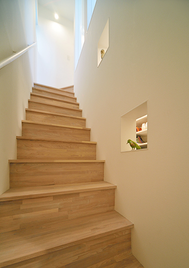ナチュラルな木目を活かした階段