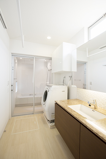 ガラス窓で奥行きを感じる浴室