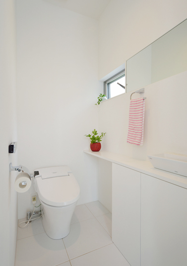 タンクレストイレを設置した清潔感のあるトイレ