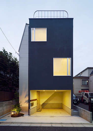 ライトが照らし出すシンプルな外観