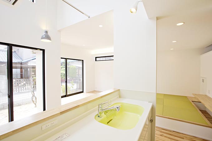 窓に面する明るく開放的なキッチン