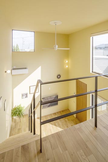 ２階から吹き抜けのリビングを眺める