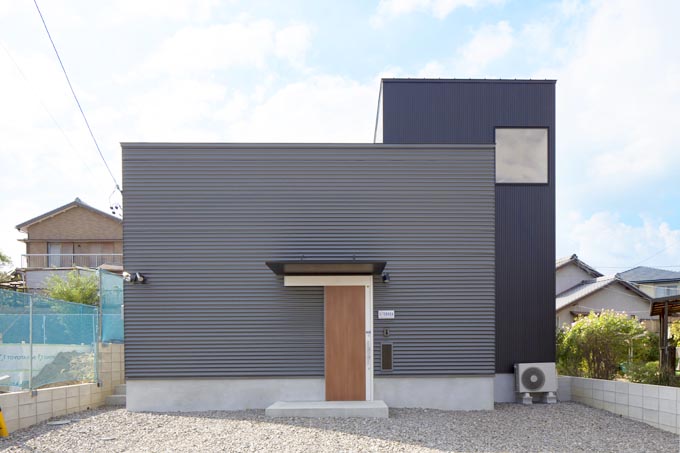 朝日が入るスクエア窓を設けた外観