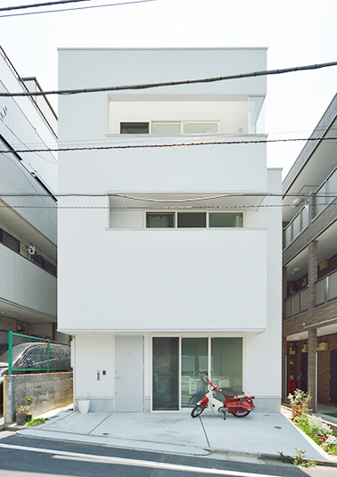 シンプルな白い壁の外観