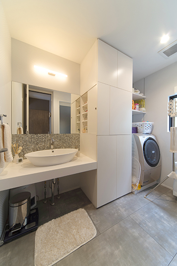 広々として清潔感のある洗面室