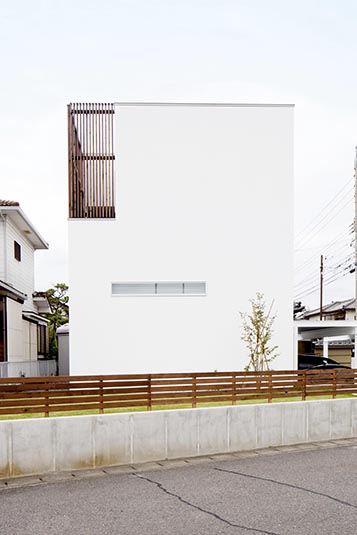 白壁に木ルーバーが映える外観