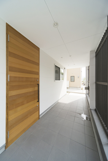 重厚な木の玄関ドア