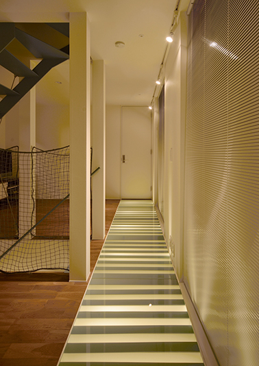 美しい影を作るすりガラスの床