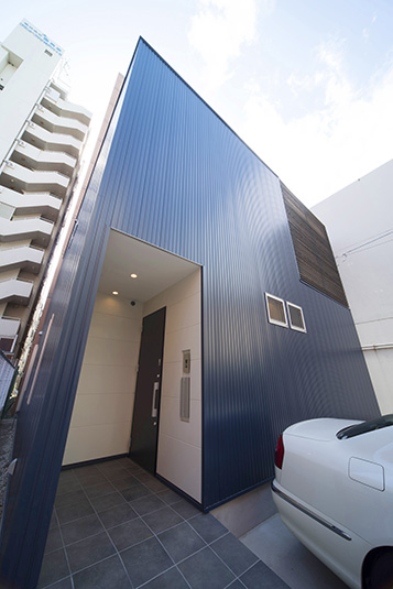 落ち着いたブルーの外壁が印象的な外観