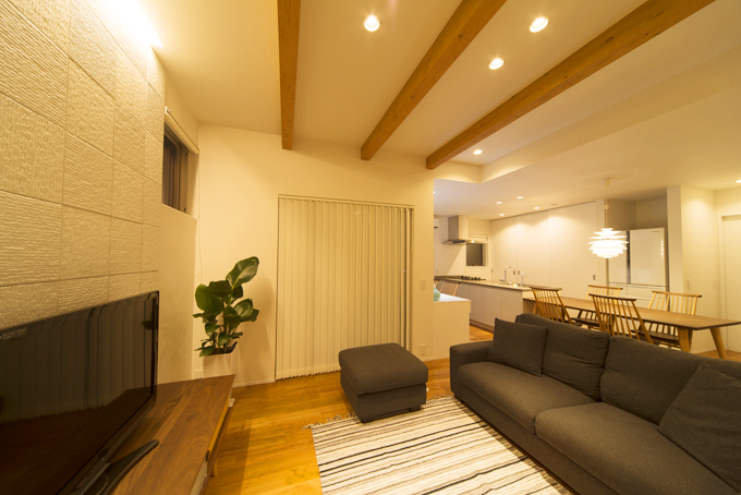 テラスへ繋がるリビングスペース