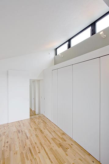 ハイサイドライトの明るい寝室