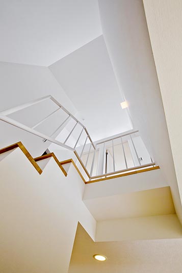 吹き抜けで開放感のある階段