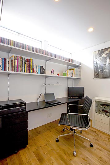 棚上のハイサイドライトで明るい書斎