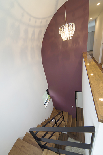 R形状の壁が存在感のある階段