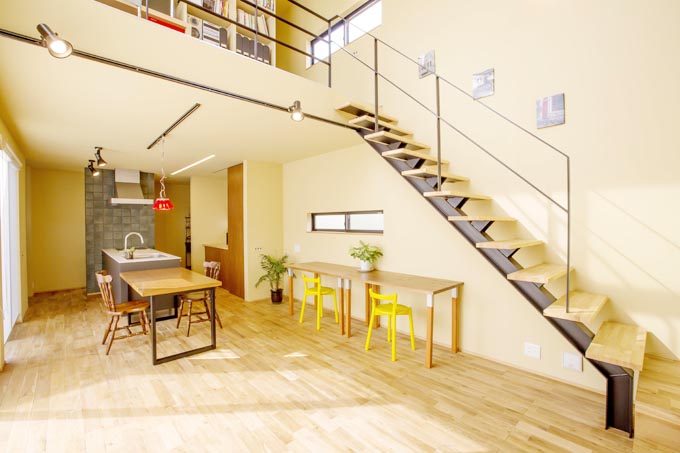 大きな吹き抜けのリビング