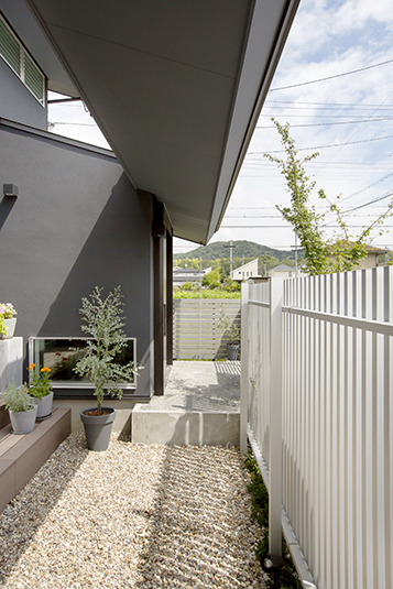 落ち着けるナチュラルな中庭