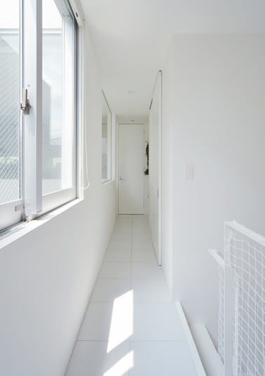 白でまとめた階段上スペース