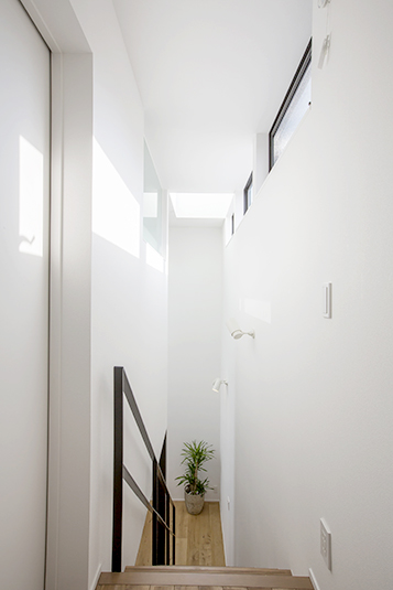 空間に光を届ける階段上のハイサイドライト