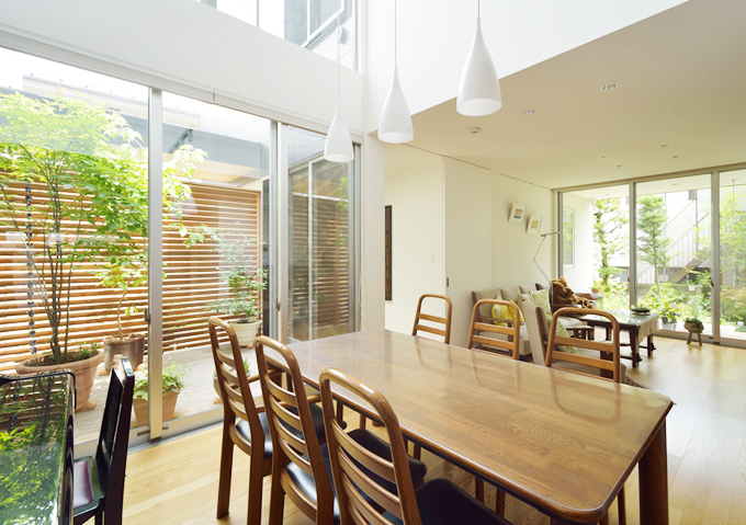 吹き抜けが明るいダイニング
