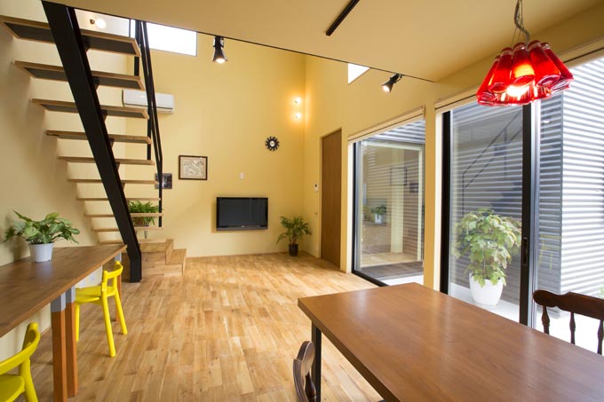 リビングからバリアフリーでつながる中庭