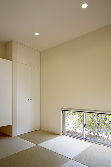 足元の小窓から緑が覗く落ち着ける和室