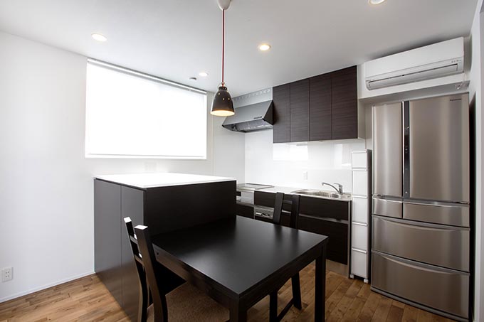 ダークなカラーでシックにまとめたキッチン