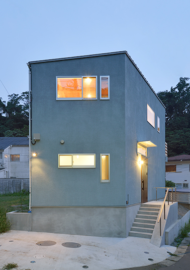 あたたかなライトが照らし出す夜の外観