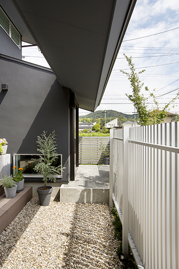 庇が影を落とす静かな中庭