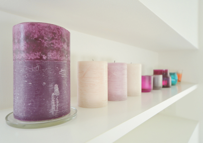 浴室・洗面所に置かれた色とりどりのキャンドル