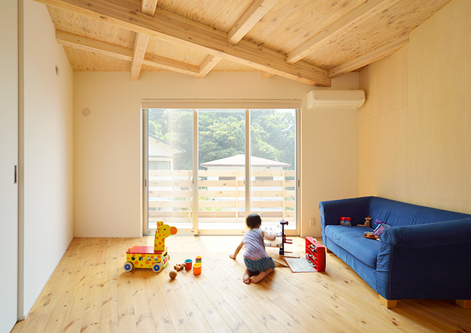 優しい木の風合いの子供部屋