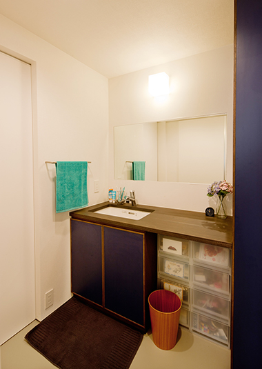 積層の天板がやさしい雰囲気の洗面台