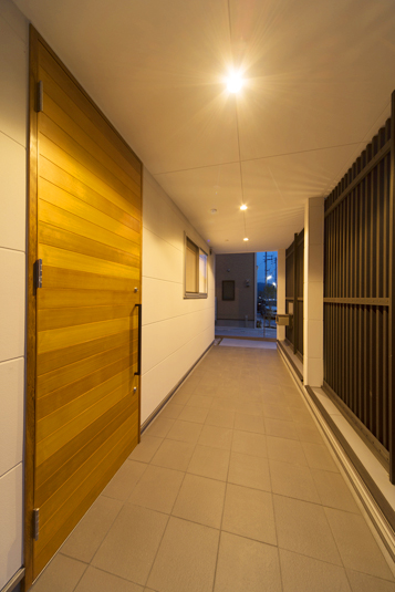 灯りがともる夜の玄関