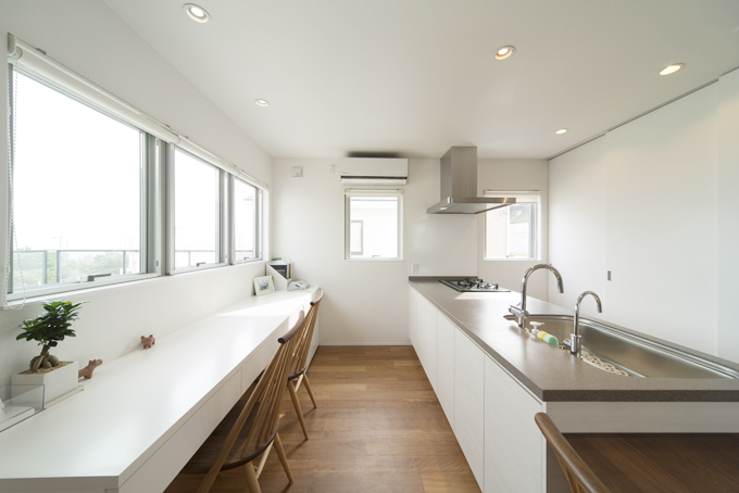 白でまとめたモダンなキッチン