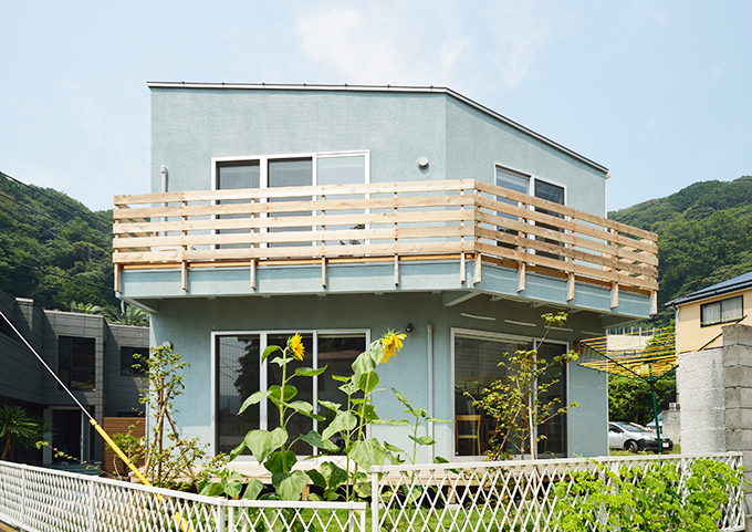 明るい太陽に映えるブルーの外壁