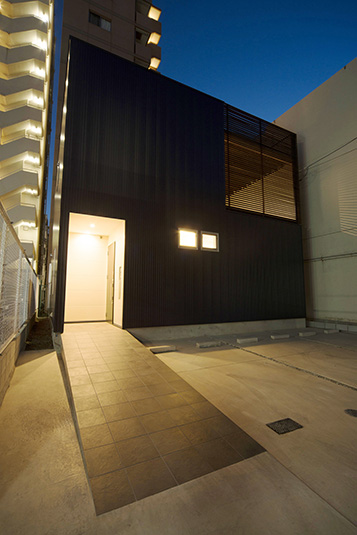 緩やかなアプローチのある外観