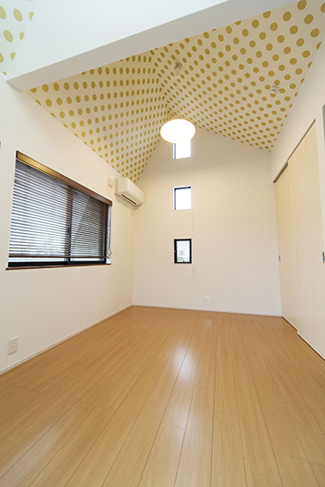 開放的な吹抜にドット天井の子供部屋